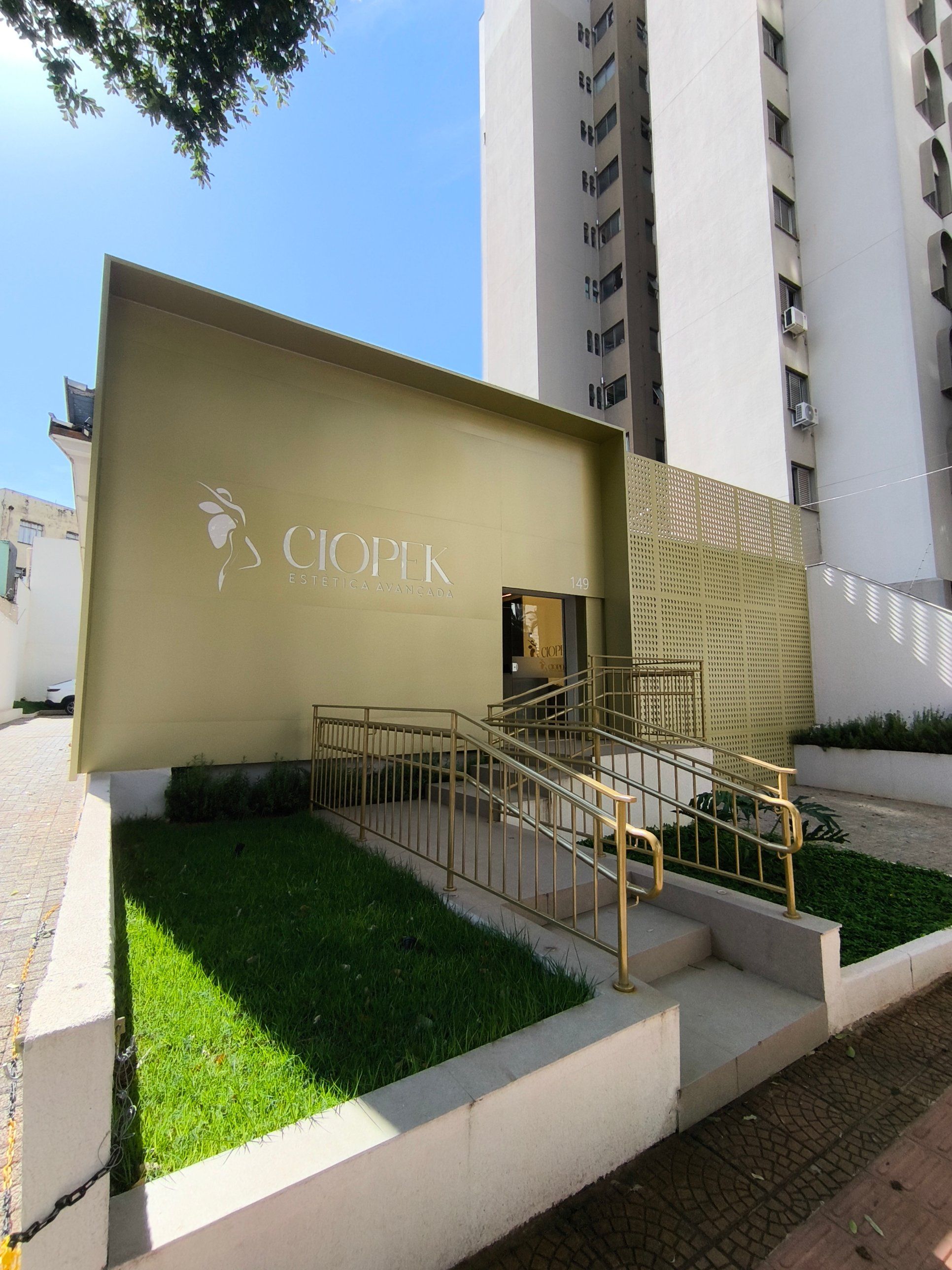 Fachada dourada da clínica Ciopek Estética Avançada, na Rua Santos, 149