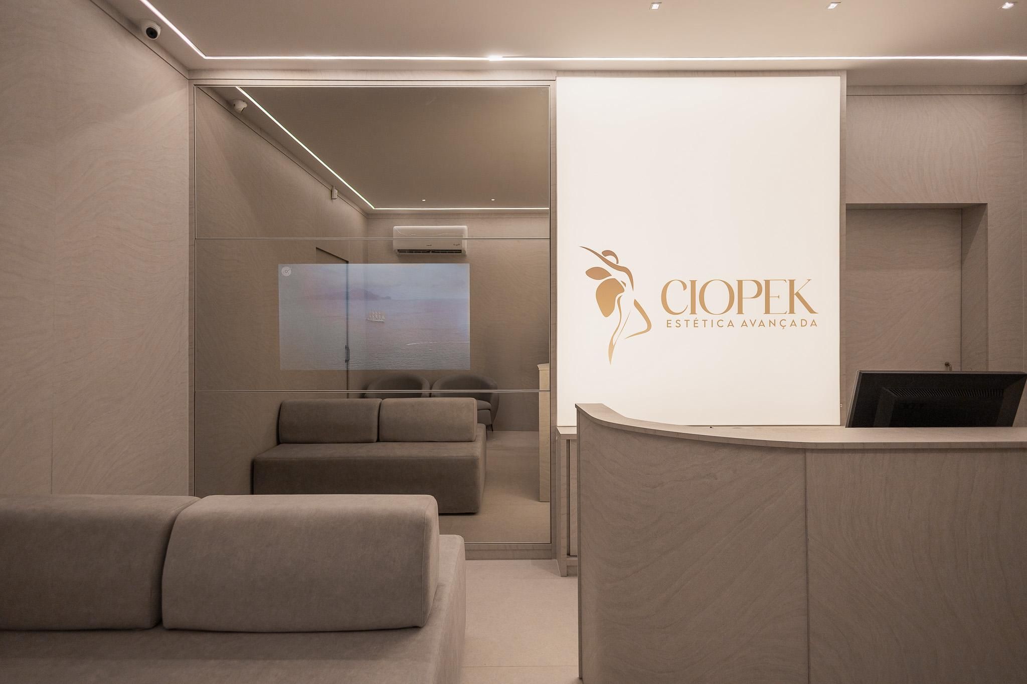 Recepção com o painel iluminado da marca Ciopek